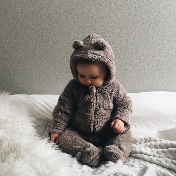 Bebê de macacão de urso